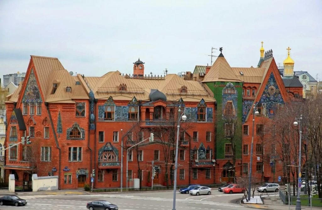 Pertsov's house in modern surroundings