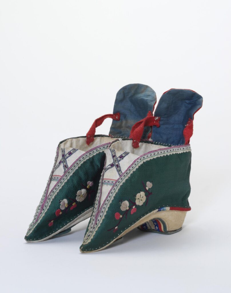 10 Pairs of Shoes from the Victoria & Albert Museum | DailyArt Magazine