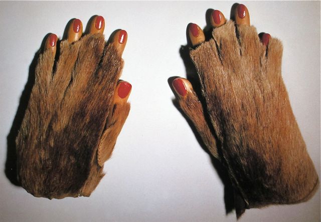 Meret Oppenheim: Meret Oppenheim, Fur Gloves with Wooden Fingers, 1936, private collection. WikiArt.
