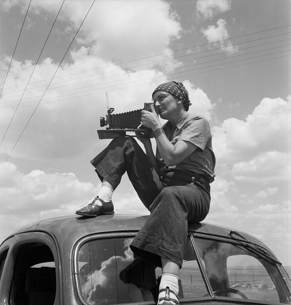 female photographers: Female photographers: Paul S. Taylor, Dorothea Lange in Texas on the Plains, c. 1935. Wikimedia Commons (public domain).
