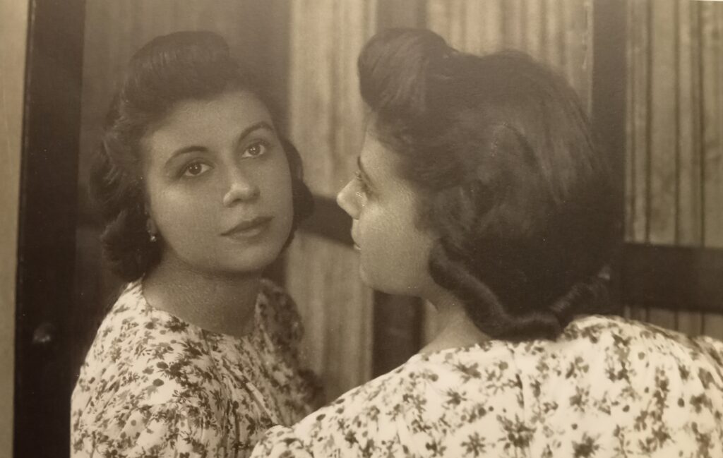 Maryam Şahinyan: Maryam Şahinyan, Untitled, photograph, Foto Galatasaray Archive, Istanbul, Turkey.
