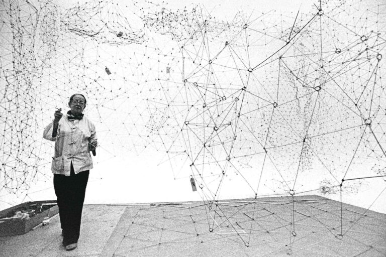Gego: Gego installing Reticulárea at the Museo de Bellas Artes, Caracas, 1969. Photograph by Juan Santana © Fundación Gego.
