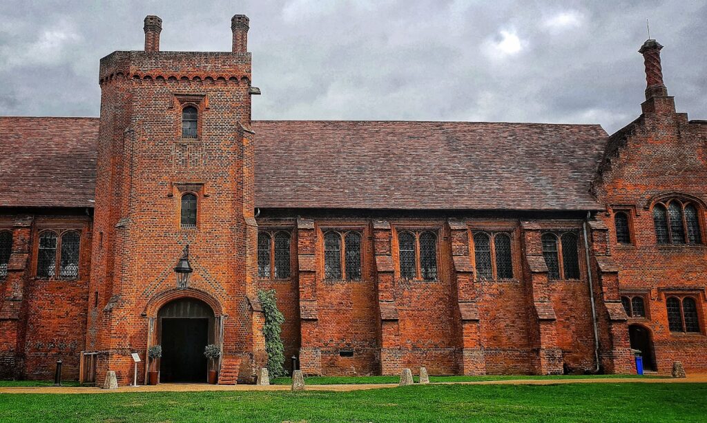 Elizabeth I Rainbow Portrait: A side view of Hatfield Old Palace showing Tudor brickwork, Hertfordshire, UK. Photograph by Mikestuchbery via Wikimedia Commons (CC BY-SA 4.0).
