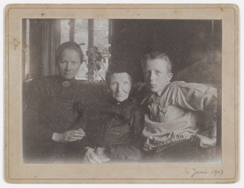 Van Gogh first self-portrait: Jo van Gogh-Bonger, Anna van Gogh-Carbentus (Vincent van Gogh’s mother) and Vincent Willem van Gogh in the Hague, Netherlands. 1903. Photograph by Onbekend via The Memory.
