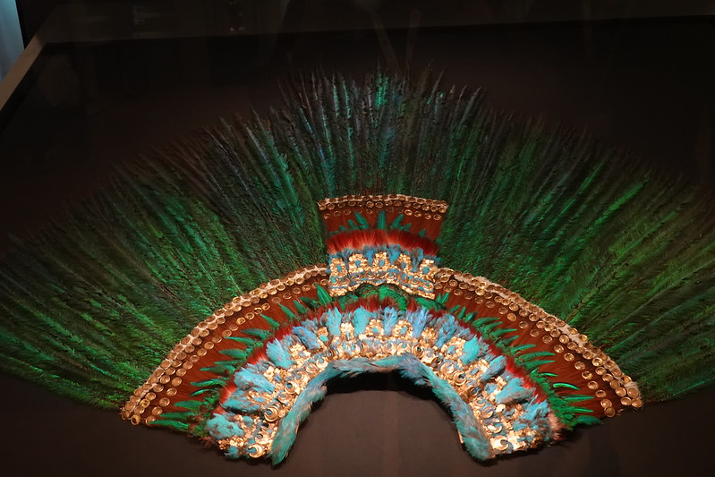 aztec art: Moctezuma’s feather headdress, 1515, Weltmuseum, Vienna, Austria. Photograph by Richard Mortel via Wikimedia Commons (CC BY 2.0).
