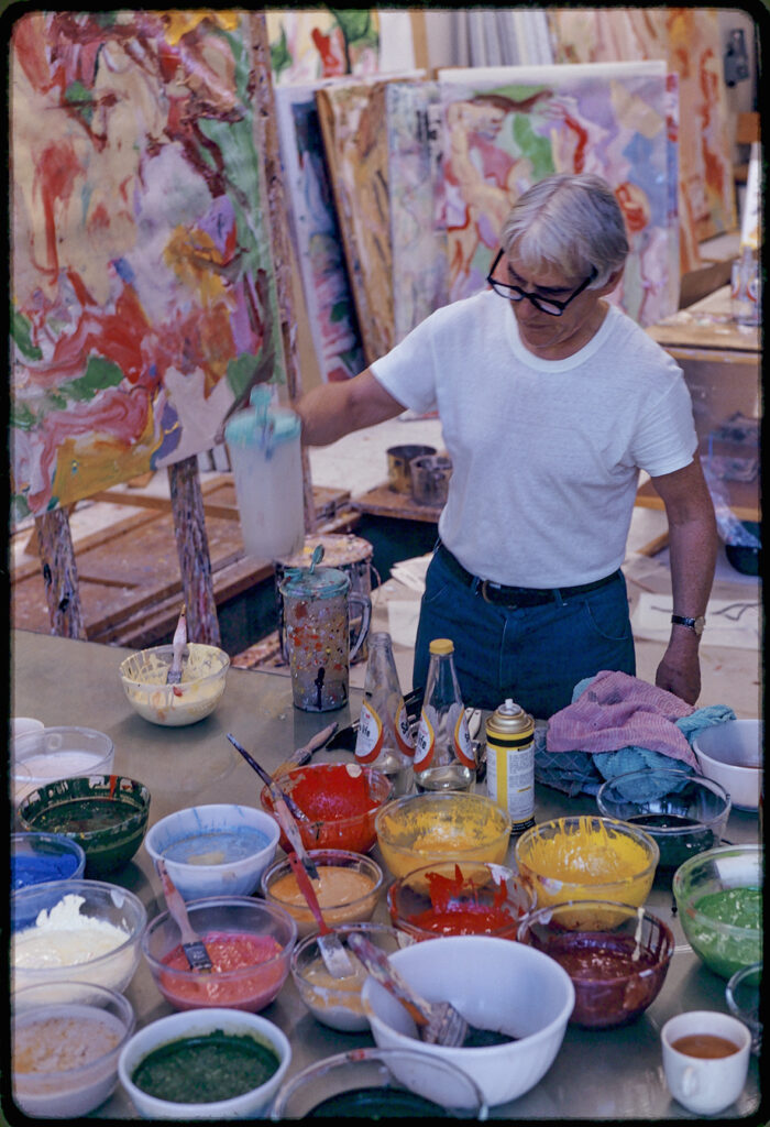 willem de kooning: Willem de Kooning in his East Hampton studio, New York City, 1971. Photograph by Dan Budnik © 2024 The Estate of Dan Budnik. All Rights Reserved / Artwork © 2024 The Willem de Kooning Foundation, SIAE. Photo Gallerie dell’Accademia.
