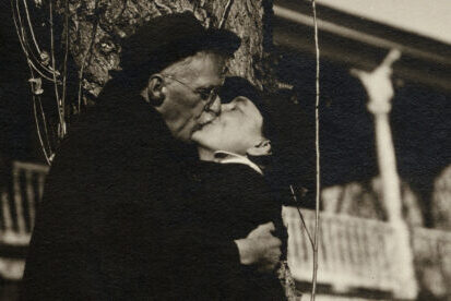 Georgia O'Keeffe and Alfred Stieglitz: Photograph of Alfred Stieglitz and Georgia O’Keeffe, 1929, Alfred Stieglitz/Georgia O’Keeffe Archive, Beinecke Rare Book and Manuscript Library, New Haven, CT, USA. Detail.
