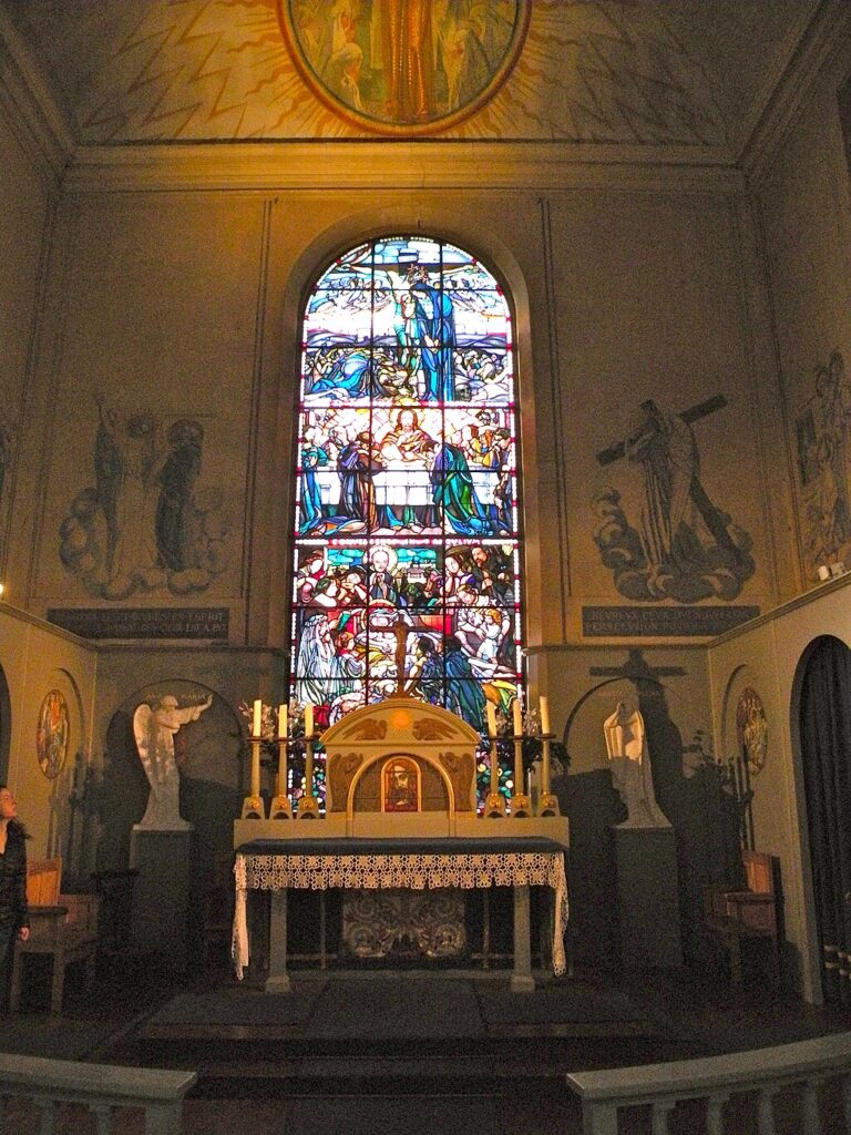 maurice denis: Maurice Denis, Stained glass window, 1915-1928, Chapel of the Priory, Saint-Germain-en-Laye, France. Photograph by Chatsam via Wikimedia Commons (CC BY-SA 3.0).
