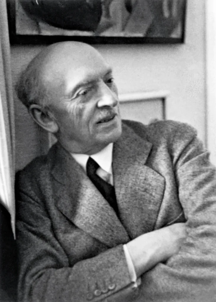 emil nolde: Emil Nolde in Munich, 1937. Helga Fietz © Nolde Stiftung Seebüll. ARTnews.
