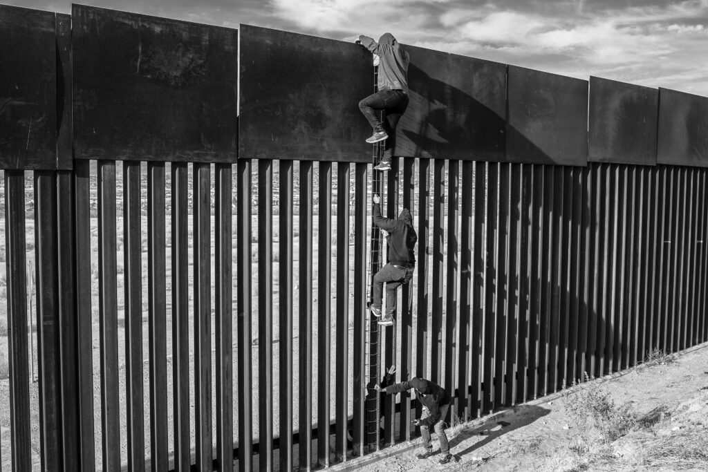 World Press Photo: Alejandro Cegarra, The Two Walls. April 1, 2021, The New York Times/Bloomberg. 2024 Photo Contest, North and Central America, Long-Term Projects. World Press Photo.
