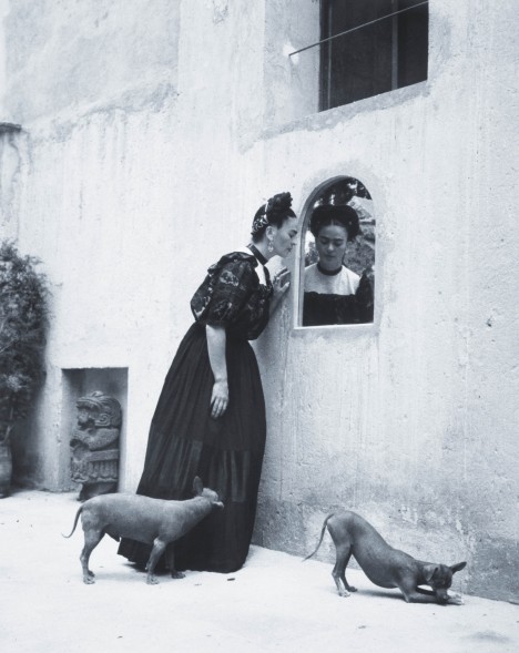 Artists dogs: Artists and Their Dogs: Frida Kahlo and her Xoloitzcuintle dogs, 1944. Photograph by Lola Álvarez Bravo. Flickr.
