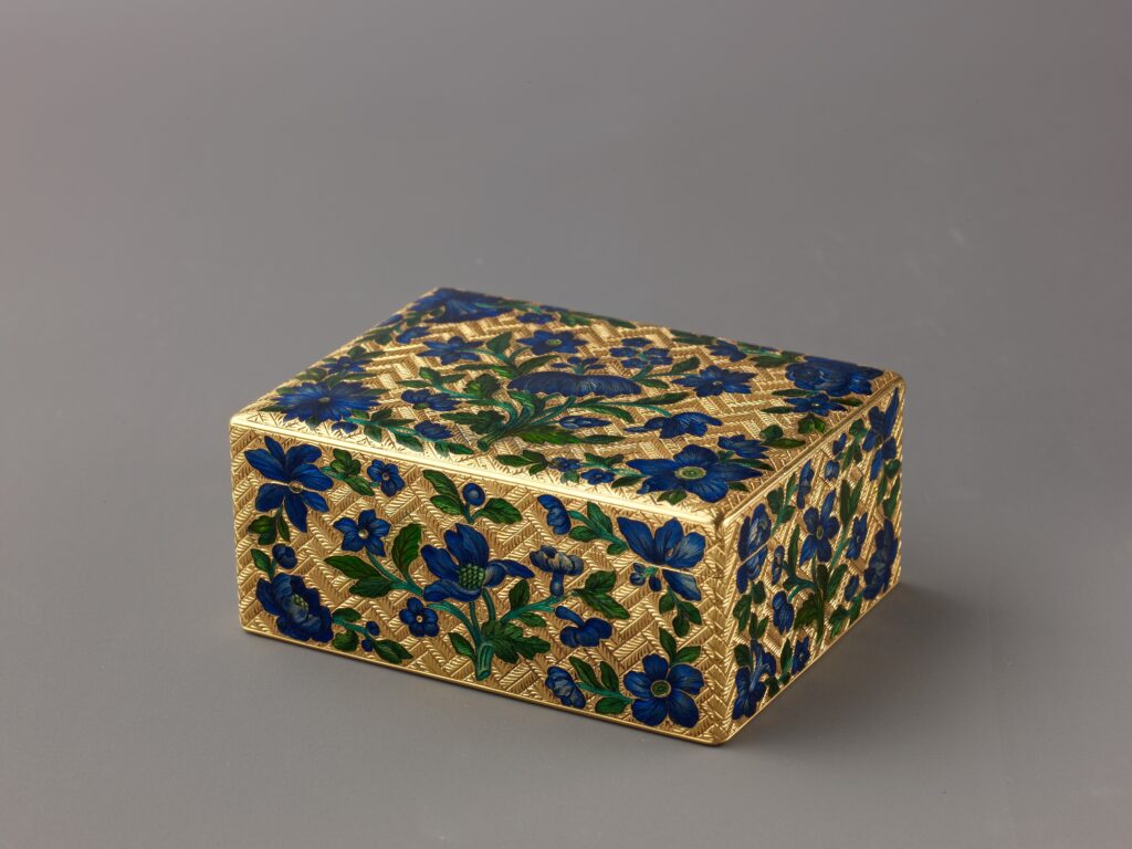 Snuffboxes: Gold and enamel snuffbox, France, ca. 19th century, Metropolitan Museum of Art, New York City, NY, USA.
