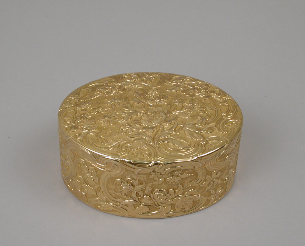 Snuffboxes: Jean Moynat, Gold and platinum snuffbox, ca. 1750–1751, Metropolitan Museum of Art, New York City, NY, USA.
